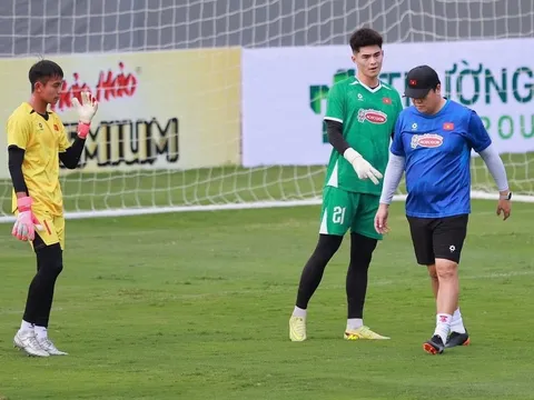 HLV Kim Sang Sik 'xây nhà từ móng', sao U19 bất ngờ nhận đặc quyền ở ĐT Việt Nam