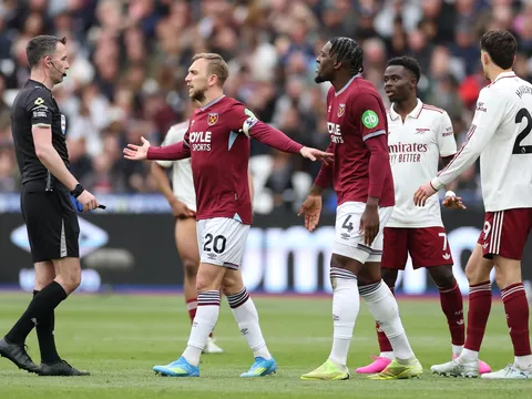 Arsenal thắng nghẹt thở, CĐV bị ném xuống cầu thang ở sân London Stadium
