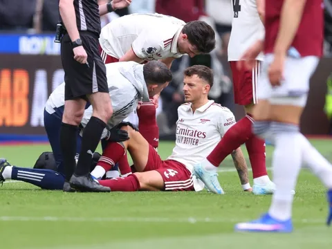 Arsenal nhận cú sốc lớn: Ben White nguy cơ nghỉ hết mùa vì chấn thương đầu gối