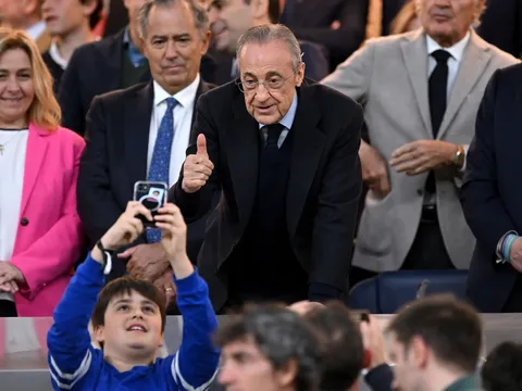 Florentino Perez khẩu chiến với CĐV Real Madrid, an ninh tịch thu biểu ngữ phản đối tại Bernabeu