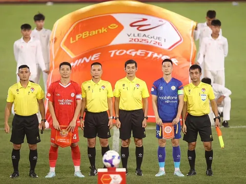 VFF nhận sai, treo còi trọng tài làm ảnh hưởng cuộc đua trụ hạng V.League