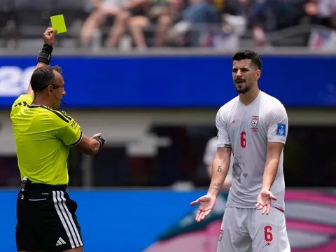 Chậm 6 giây, cầu thủ Iran là người đầu tiên nhận án phạt vì luật mới ở World Cup 2026