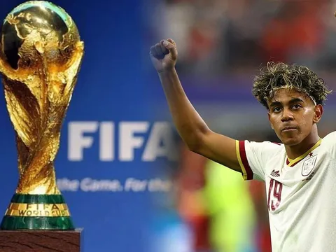 ĐT Tây Ban Nha hưởng lợi ở chung kết World Cup 2026, Lamine Yamal chạm một tay vào chiếc Cúp Vàng