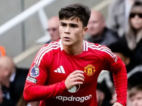 HLV Carrick gạch tên, thần đồng của Man United bị rao bán với giá rẻ