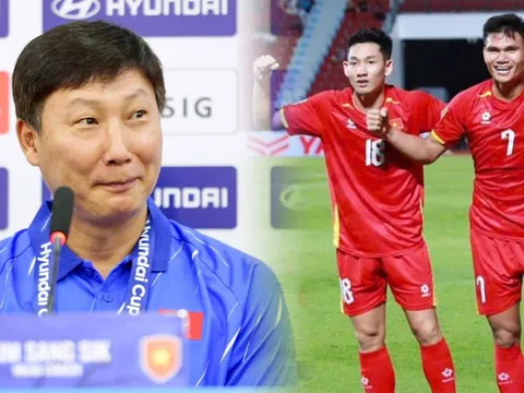 HLV Kim Sang-sik bị làm phiền trước ngày tái đấu Thái Lan, HLV ĐT Việt Nam ứng biến tài tình
