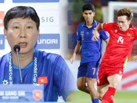 HLV Kim Sang-sik nhận 'tín hiệu' từ quê nhà, ĐT Việt Nam được 'hiến kế' đánh bại Thái Lan