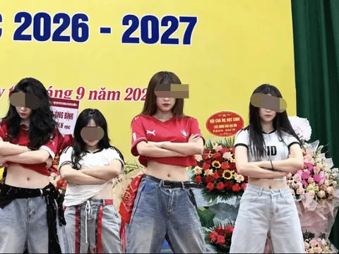 Clip học sinh mặc trang phục ‘hở hang’ nhảy tại lễ khai giảng gây tranh cãi: Hiệu trưởng nói gì?