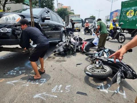 Vụ ô tô Mercedes tông liên hoàn 3 xe máy ở TPHCM: Hiện trường ghi nhận cảnh tượng đáng chú ý