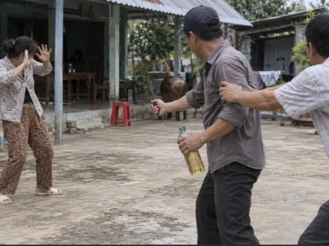 Diễn biến nóng vụ gã đàn ông dùng xăng đốt vợ cũ vì ghen tuông, gia đình ngăn cản bất thành