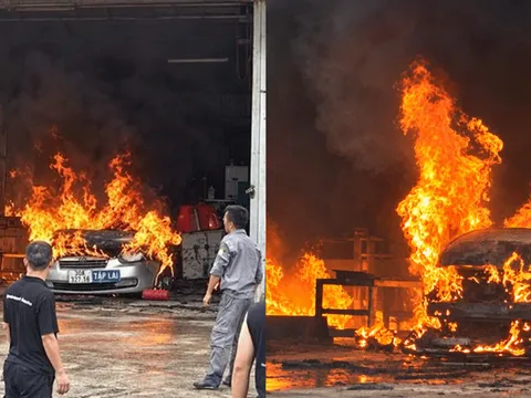 Nơi khởi khát vụ cháy gara kinh doanh phụ tùng ô tô, lửa lan sang nhiều vật dụng tạo cột khói đen
