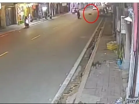 Xôn xao clip xe sang phóng như bay tông vào 1 xe máy khiến 2 người văng lên cao rồi bỏ trốn