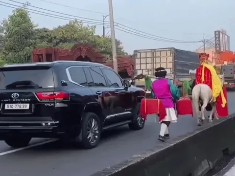 Thực hư clip 'thầy trò Đường Tăng' cưỡi ngựa đi vào làn ô tô tại TPHCM