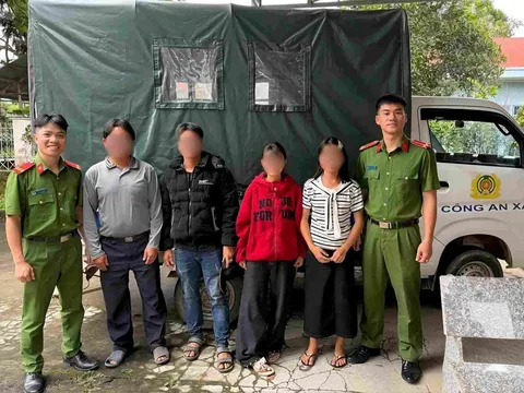Chi tiết khiến công an nhanh chóng ngăn 2 bé gái ở Lâm Đồng đi theo lời mời trên mạng