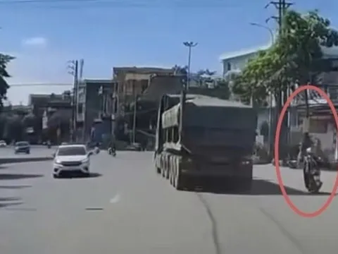 Camera ghi cảnh xe tải rẽ ẩu, cuốn xe máy và người vào gầm: Diễn biến sau đó gây chú ý
