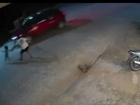 Bé gái bất ngờ lao ra trước đầu ô tô, người đàn ông đang quét dọn có hành động gây chú ý