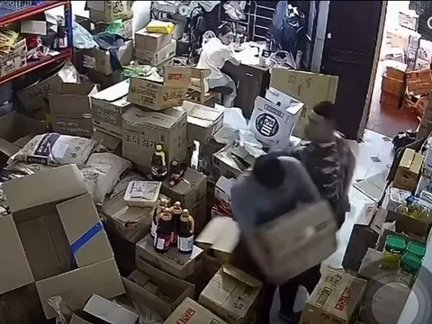 Xôn xao clip người đàn ông ‘tương tác vật lý’ gãy mũi nhân viên giao hàng vì bị va vào chân