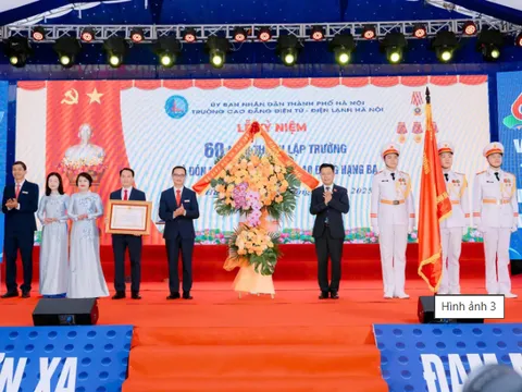 Trường Cao đẳng Điện tử - Điện lạnh Hà Nội đón nhận Huân chương Lao động hạng Ba