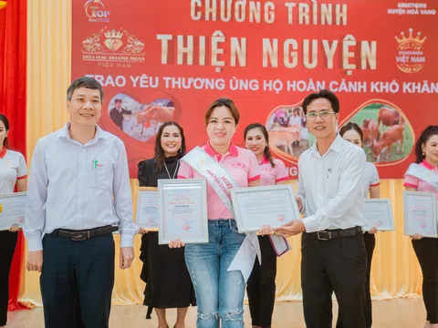 Người đẹp thân thiện Tô Thị Kim Thi tham gia trao tặng bò giống cho người dân huyện Hòa Vang