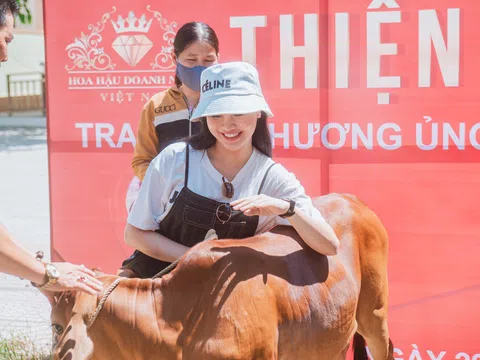 Bác sĩ Thu Venus đồng hành cùng Hoa hậu Doanh nhân Việt Nam 2022 trong chương trình trao tặng bò cho hộ nghèo