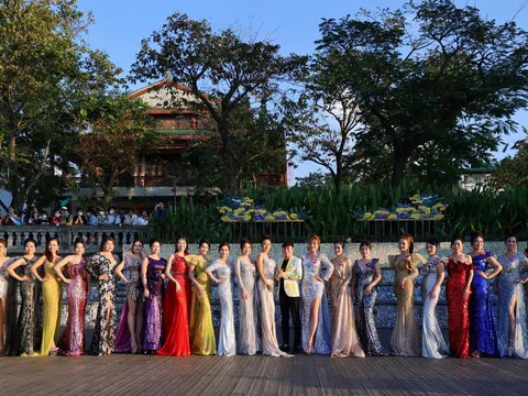 Dàn thí sinh Hoa hậu Doanh nhân Châu Á Việt Nam 2022 trình diễn trang phục dạ hội của NTK Tommy Nguyễn tại Huế