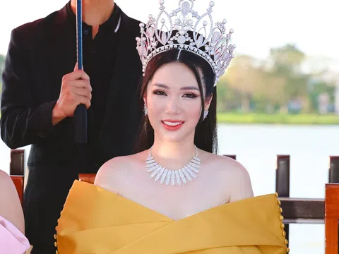 Hoa hậu Khương Phương Anh trầm trồ trước màn trình diễn thời trang của các thí sinh Hoa hậu Doanh nhân Châu Á Việt Nam 2022