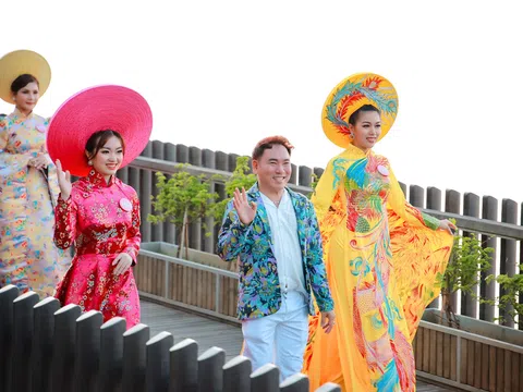 Dàn thí sinh Hoa hậu Doanh nhân Châu Á Việt Nam 2022 trình diễn áo dài của NTK Tony Phạm tại Huế