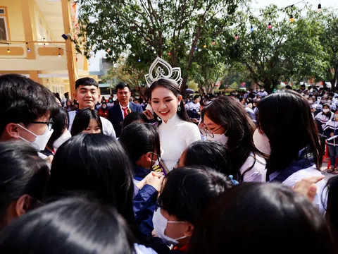 Tân Hoa hậu Nguyễn Mai Anh trở về trong sự chào đón của toàn trường THPT Nguyễn Duy Trinh