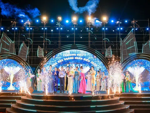 Trang phục của NTK Tommy Nguyễn xuất hiện lộng lẫy trên sân khấu chung kết Hoa hậu Doanh nhân Biển 2023