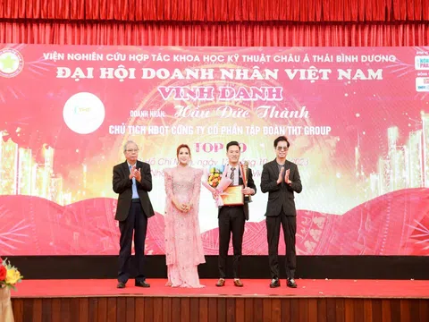 Doanh nhân Hầu Đức Thành nhận vinh danh tại Đại hội Doanh nhân Việt Nam 2023