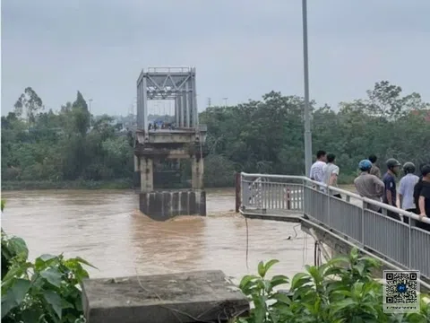 Phú Thọ: Sập cầu Phong Châu nối huyện Lâm Thao và Tam Nông