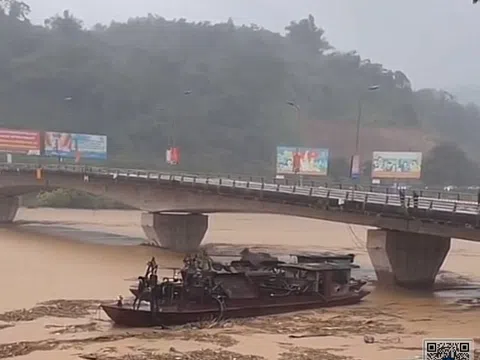 Yên Bái đề nghị ủy ban Quốc gia ứng phó sự cố, thiên tai và tìm kiếm cứu nan hỗ trợ xử lý 2 xà lan đứt neo của Trung Quốc trôi dạt trên sông Thao