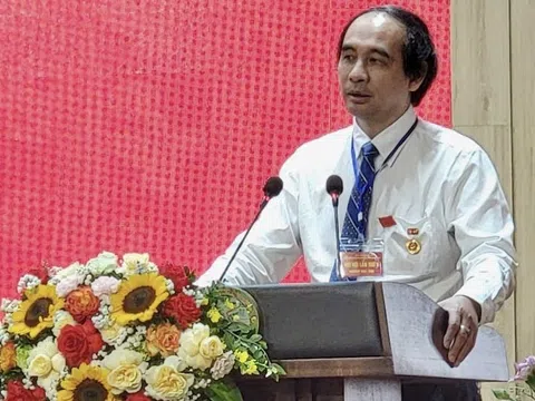 PGS.TS Đào Thế Anh vinh dự nhận Huy hiệu 40 năm tuổi Đảng