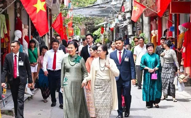 Nét đẹp văn hóa và tình hữu nghị bền chặt qua chuyến thăm làng lụa Vạn Phúc của các Phu nhân